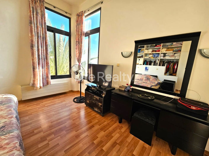 Image No.19-6 Bed House for sale