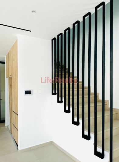 Image No.10-3 Bed House for sale