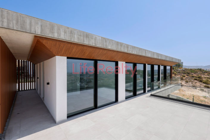 Image No.7-5 Bed House for sale