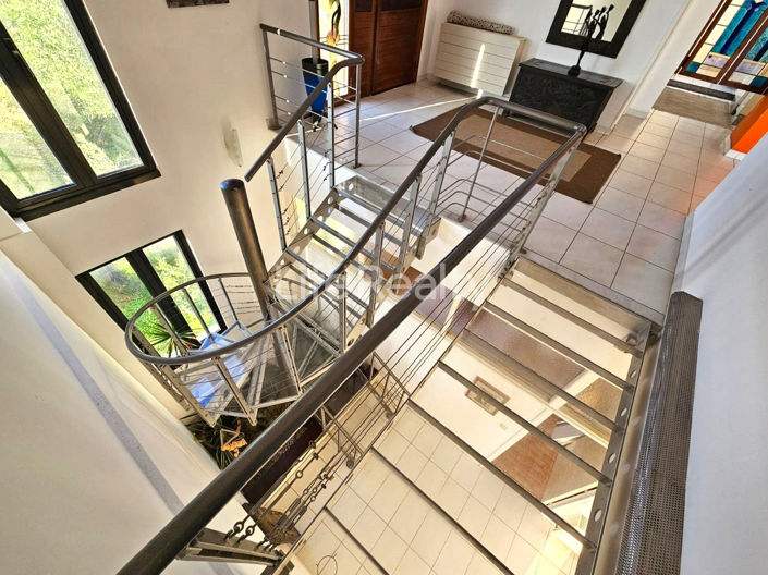 Image No.17-6 Bed Property for sale