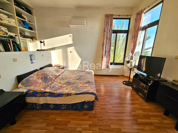 Image No.18-6 Bed Property for sale