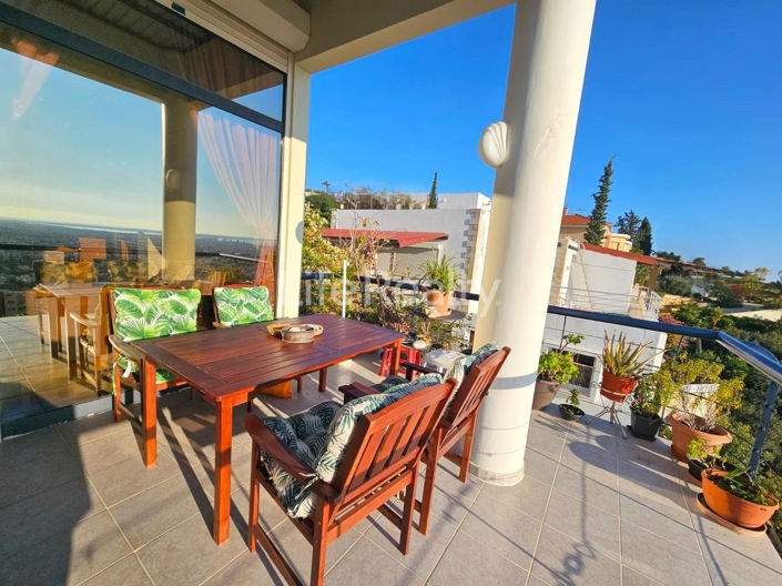 Image No.26-6 Bed Property for sale