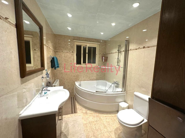 Image No.6-4 Bed House for sale