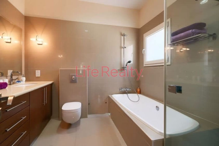 Image No.17-6 Bed House for sale