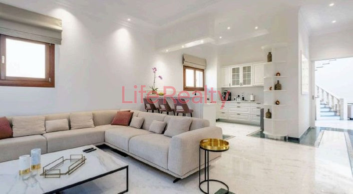 Image No.2-Maison de 6 chambres à vendre à Mouttagiaka