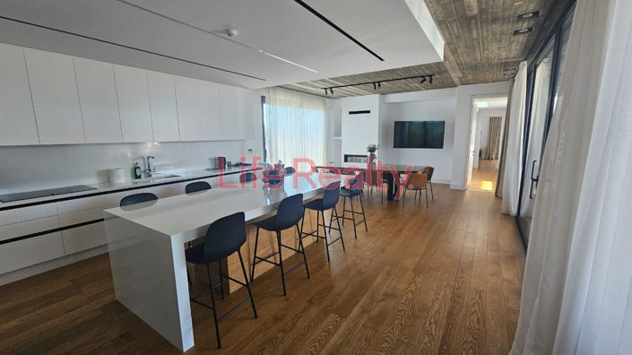 Image No.1-4 Bed House for sale