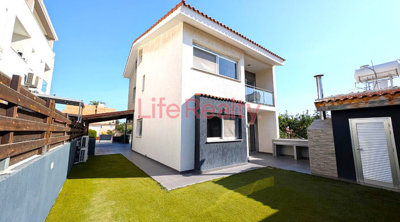 1 - Mesa Geitonia, Maison