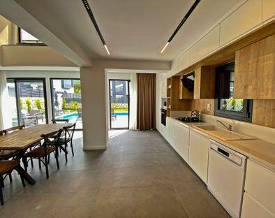 Image No.10-4 Bed House/Villa for sale