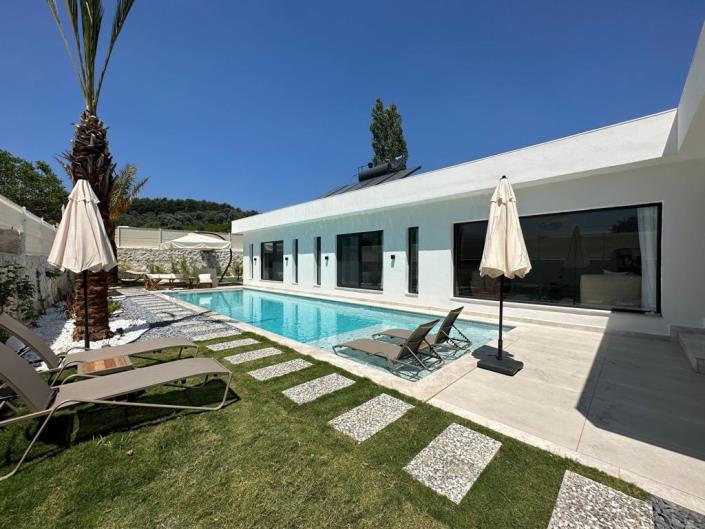 Image No.1-3 Bed Villa / Detached for sale