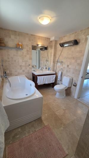 Image No.37-4 Bed Villa / Detached for sale