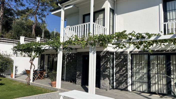 Image No.1-4 Bed Villa / Detached for sale