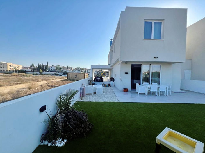 Image No.15-3 Bed House for sale