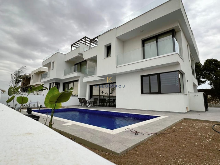 Image No.2-4 Bed House for sale