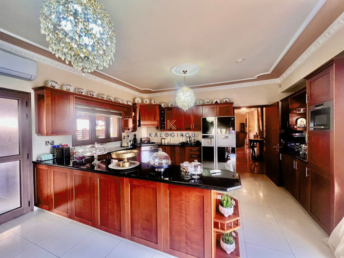 Image No.12-6 Bed House for sale