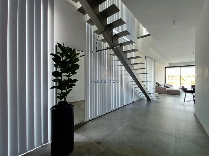 Image No.8-6 Bed House for sale