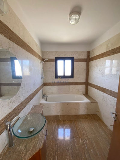 Image No.15-3 Bed House for sale