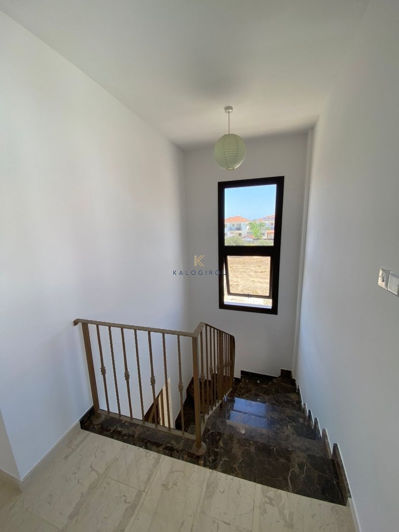 Image No.8-3 Bed House for sale