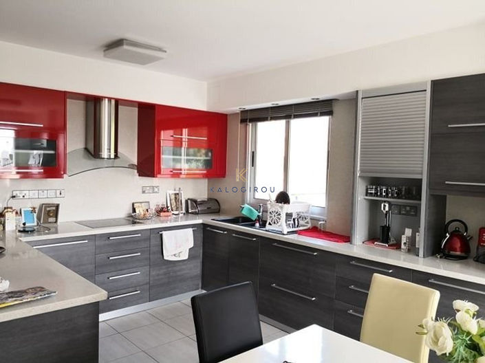 Image No.3-9 Bed Property for sale