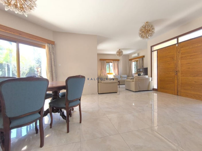 Image No.8-5 Bed House for sale