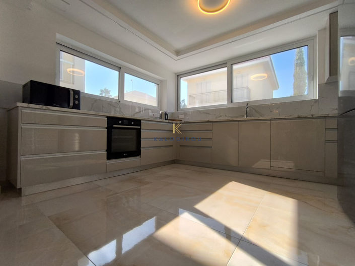 Image No.11-3 Bed House for sale