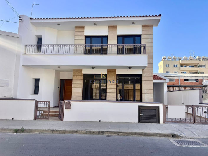 Image No.1-4 Bed House for sale
