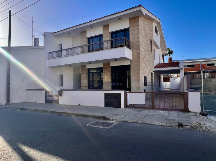 Image No.2-4 Bed House for sale