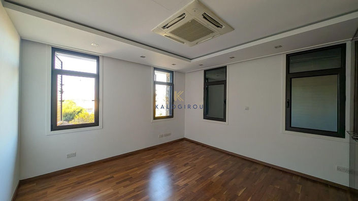 Image No.26-6 Bed House for sale