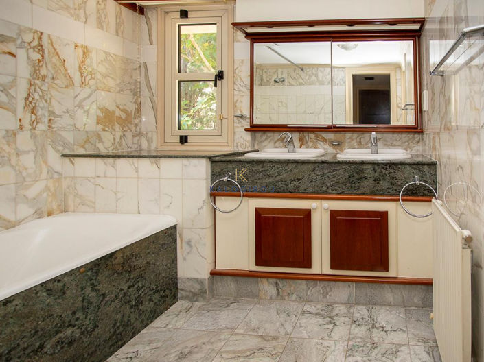 Image No.18-4 Bed House for sale