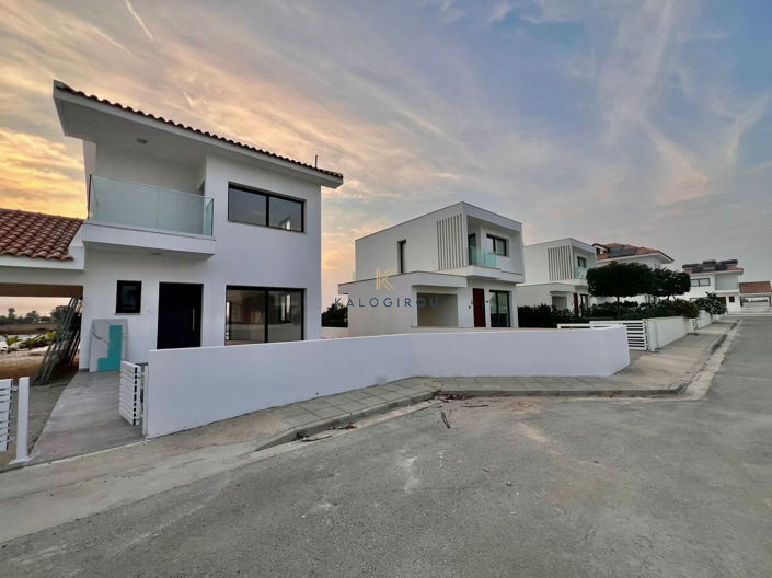 Image No.1-3 Bed House for sale