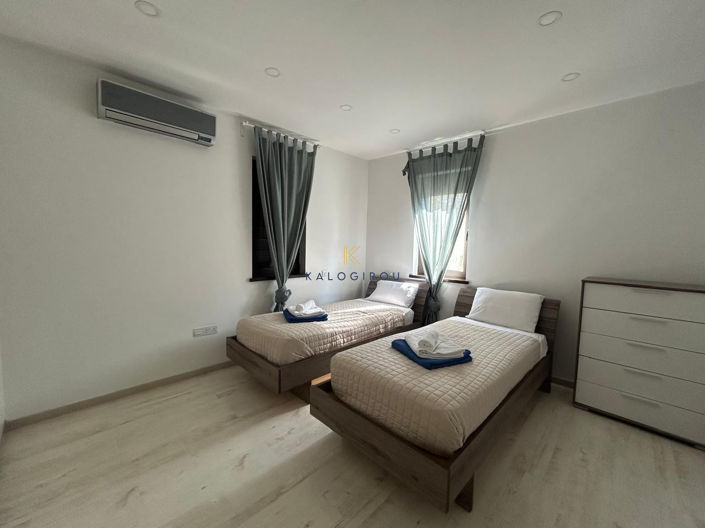 Image No.18-5 Bed House for sale