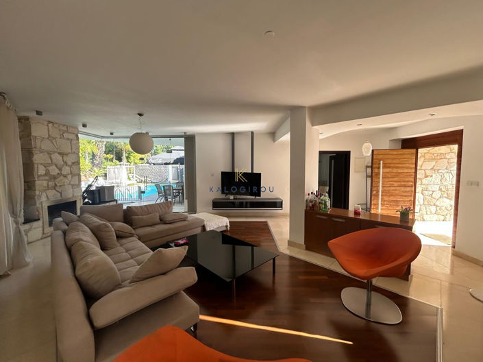 Image No.8-5 Bed House for sale