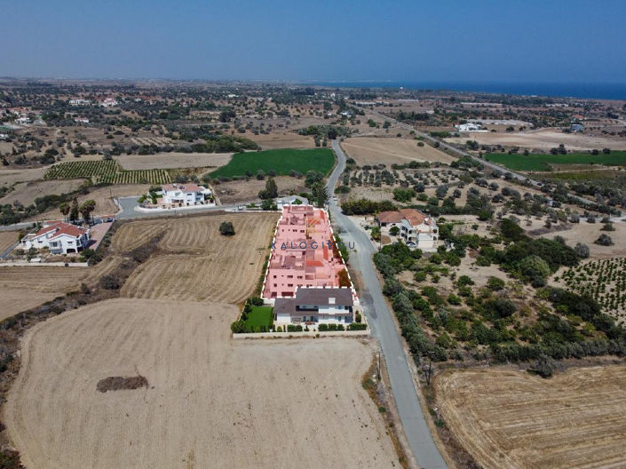 Image No.7-14 Bed Property for sale