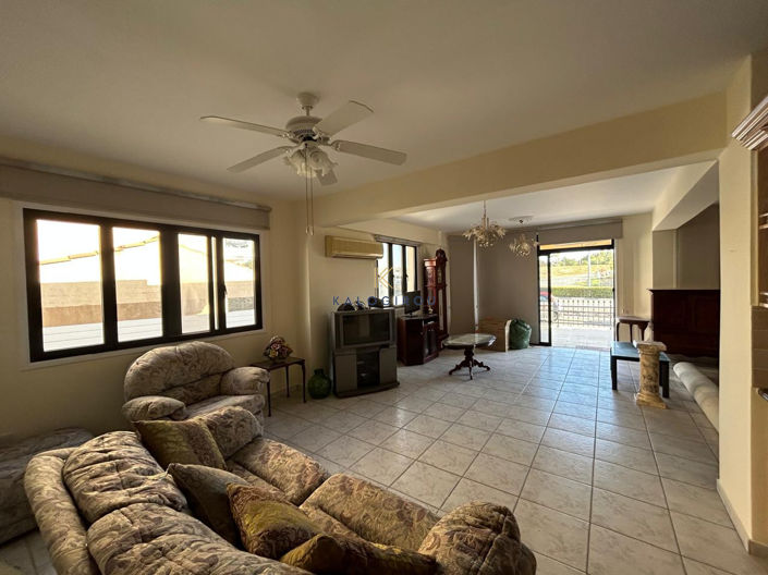 Image No.8-3 Bed House for sale