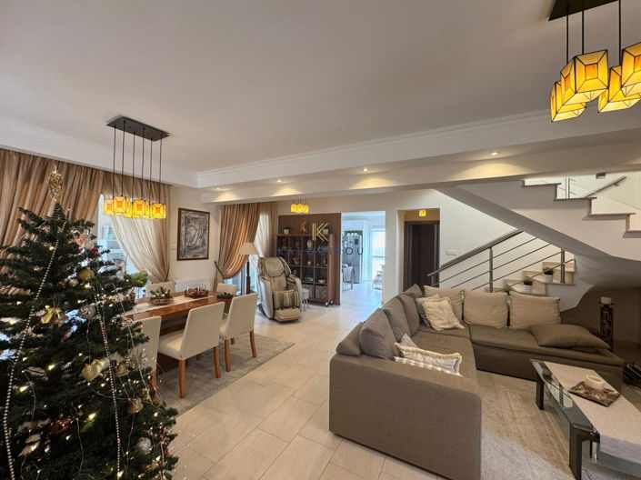 Image No.2-4 Bed House for sale