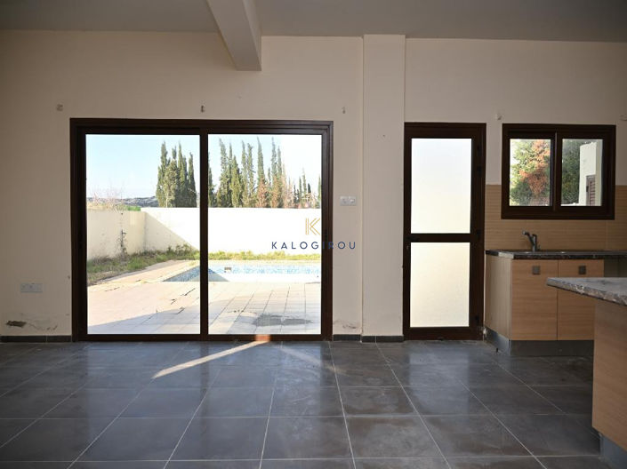 Image No.8-5 Bed House for sale