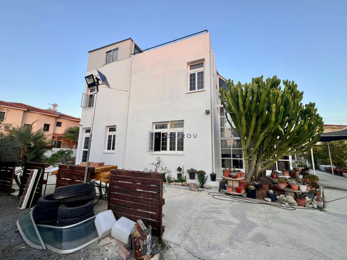 Image No.2-4 Bed House for sale