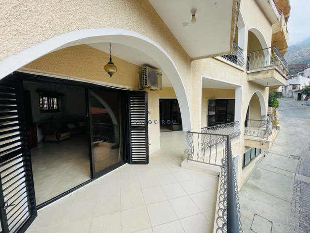 Image No.2-4 Bed House for sale