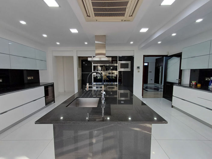 Image No.8-5 Bed House for sale