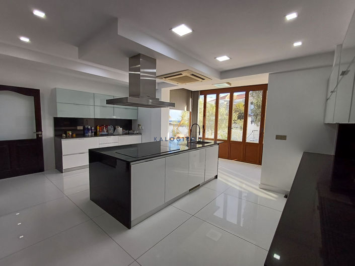 Image No.9-5 Bed House for sale