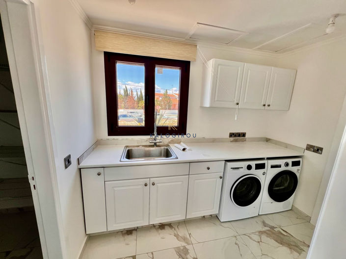 Image No.25-5 Bed House for sale