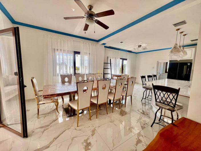 Image No.8-5 Bed House for sale