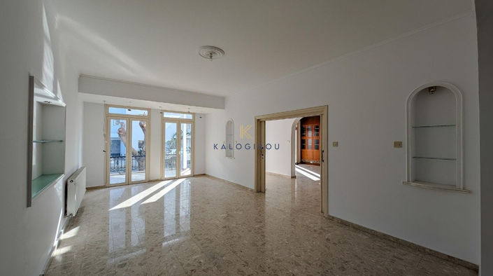 Image No.10-6 Bed Property for sale