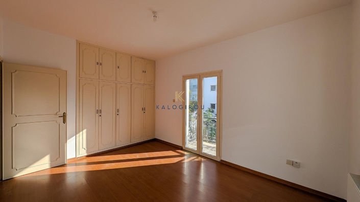 Image No.15-6 Bed Property for sale