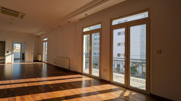 Image No.28-6 Bed Property for sale