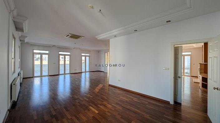 Image No.32-6 Bed Property for sale