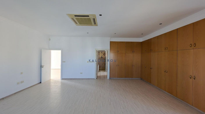 Image No.40-6 Bed Property for sale