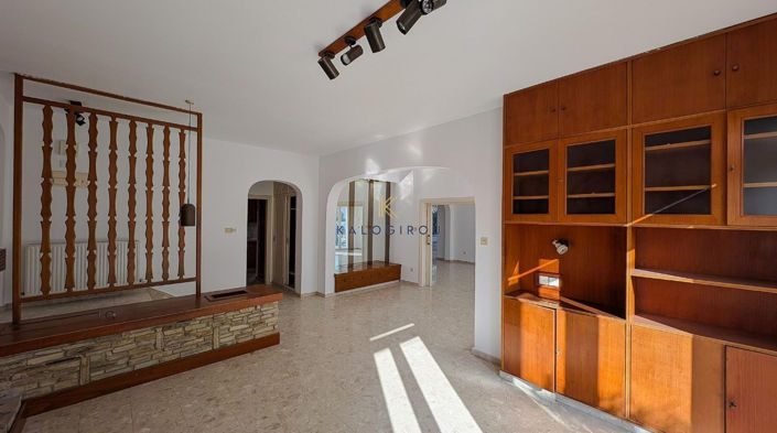 Image No.8-6 Bed Property for sale