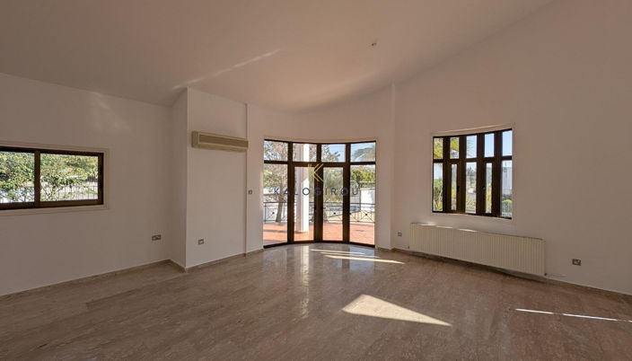 Image No.8-7 Bed House for sale