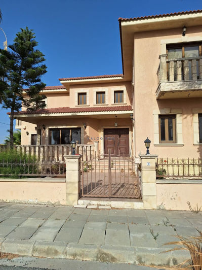 Image No.2-4 Bed House for sale