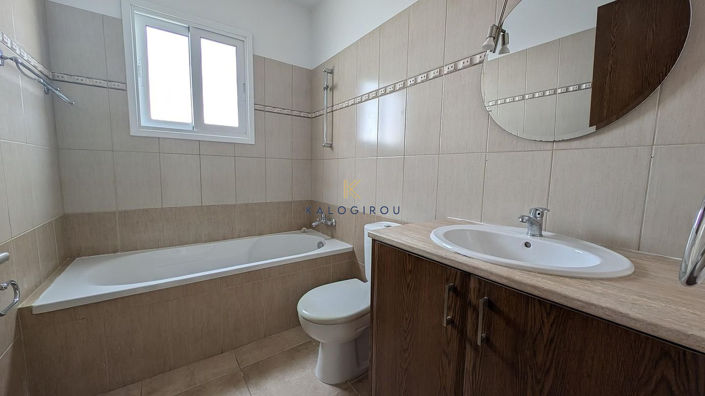 Image No.12-8 Bed Property for sale